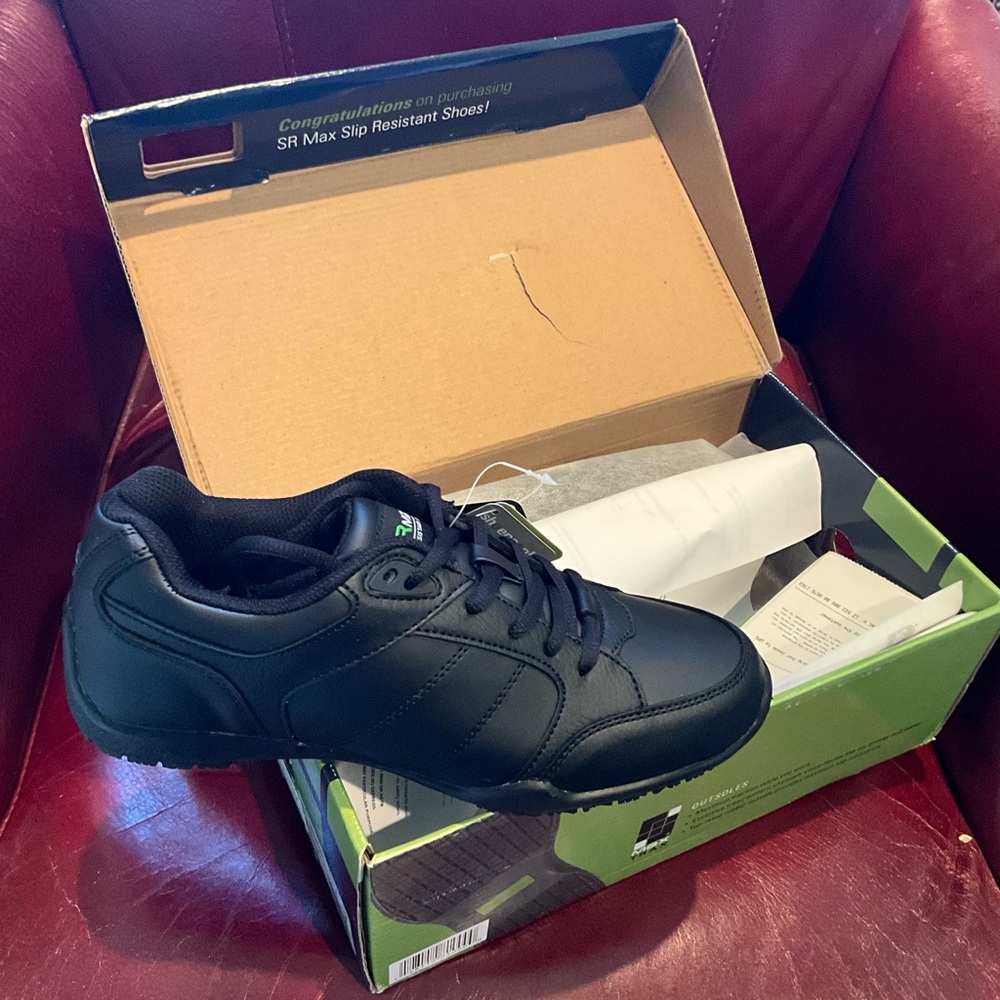 Black nib athletic shoes